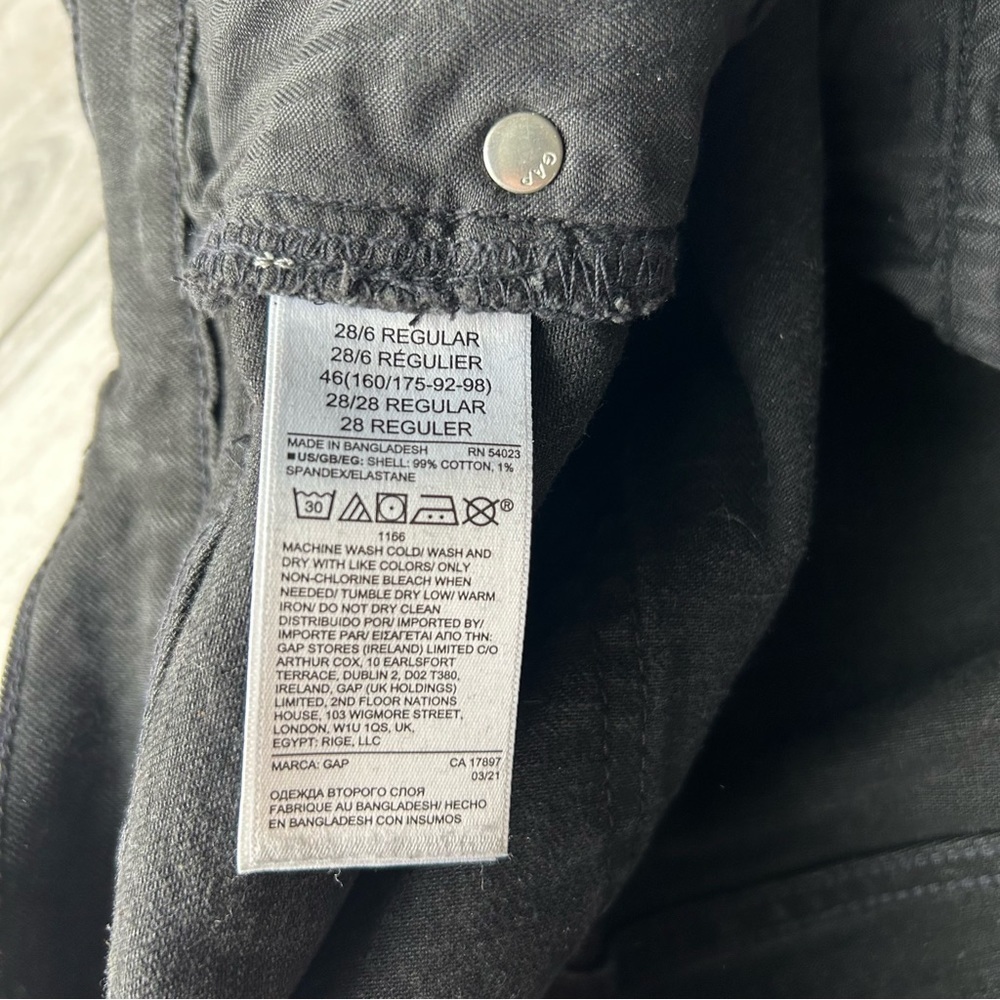 Gap Mid Rise Girlfriend Jeans  in Black Wash - Picture 10 of 15